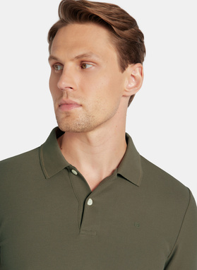 Oliwkowy t-shirt polo na guziczki
