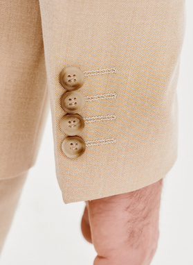 Beżowy garnitur męski