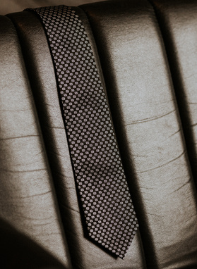 Jedwabny krawat z monogramem PL