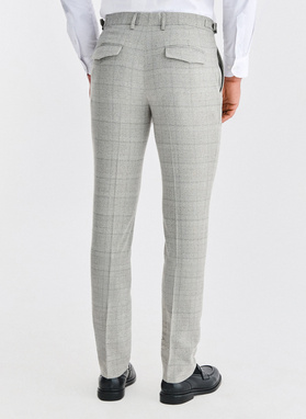 Szary garnitur męski w kratkę