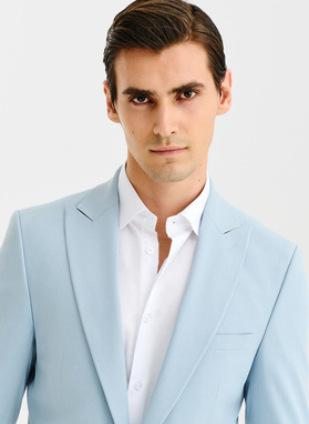 Błękitny garnitur męski
