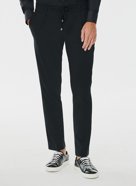 Dwuczęściowy gładki garnitur męski w kolorze czarnym