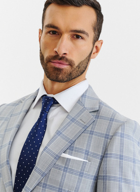 Szary garnitur męski w niebiesko-białą kratę