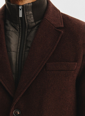 Brązowy płaszcz męski z odpinanym kołnierzem