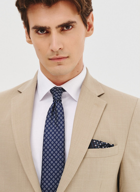 Beżowy garnitur męski