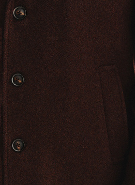 Brązowy płaszcz męski z odpinanym kołnierzem