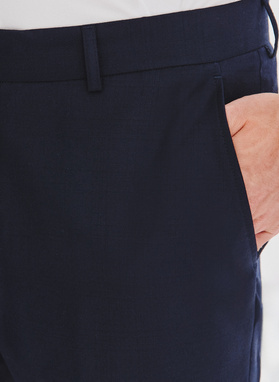 Garnitur męski w subtelną kratę