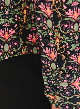 Czarna koszula w kolorowe kwiaty