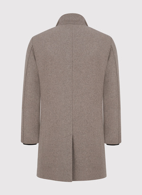 Beżowy płaszcz męski z odpinaną stójką