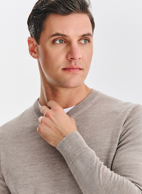 Wełniany sweter w kolorze beżowym