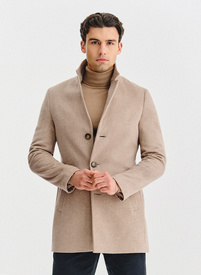 Beżowy płaszcz z wełną
