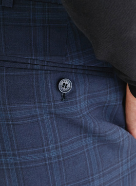 Granatowy garnitur z wełną