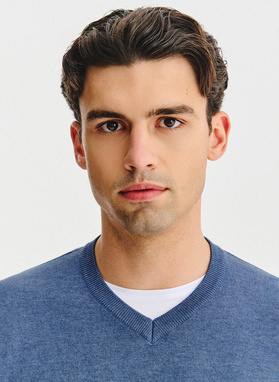 Niebieski sweter męski v-neck