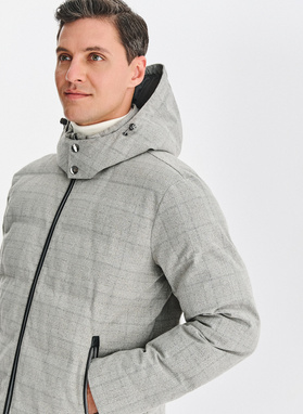 Szara kurtka w kratę z odpinanym kapturem