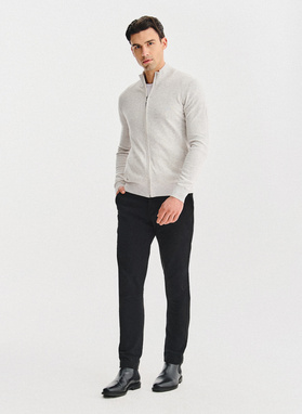 Jasnoszary rozpinany sweter z kieszeniami