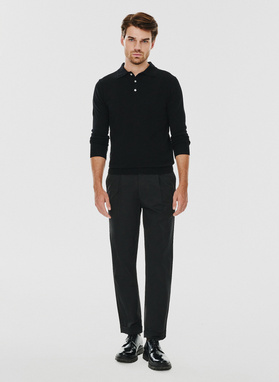 Czarne spodnie z podwiniętą nogawką