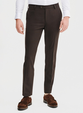 Gładki brązowy garnitur męski