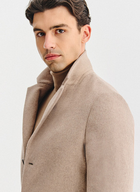 Beżowy płaszcz z wełną