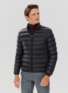 Krótka pikowana kurtka w kolorze czarnym