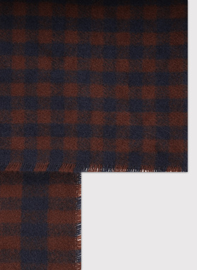 Brązowy szalik w kratę