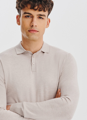 Sweter polo w kolorze beżowym
