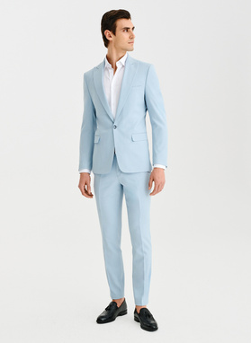 Błękitny garnitur męski