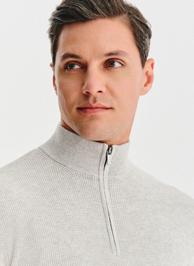 Szary sweter z rozpinaną stójką