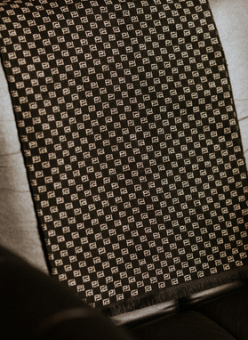 Czarny szalik męski z białym sygnetem PL