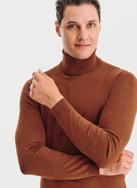 Golf męski w rudym kolorze