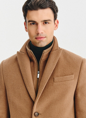 Kamelowy płaszcz męski z odpinaną stójką