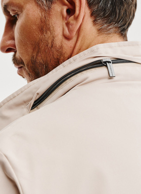 Wiosenna kurtka w kolorze beżowym