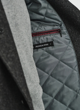 Szary płaszcz męski zapinany na guziki