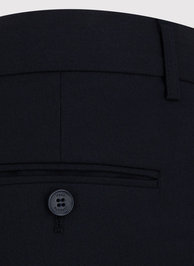 Gładki granatowy garnitur męski