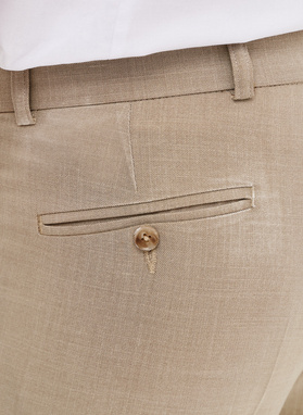 Beżowy garnitur męski