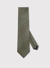 Zielony krawat w pasy
