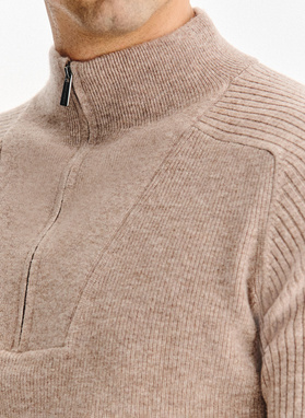 Beżowy sweter z rozpinaną stójką