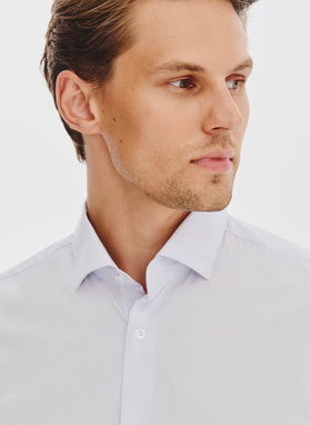 Błękitna koszula męska z kontrastowym wykończeniem