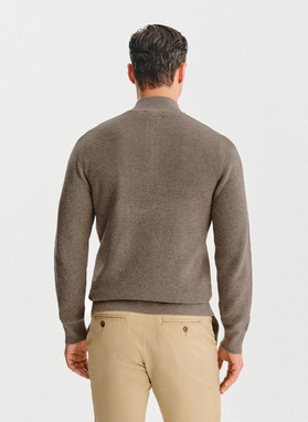 Brązowy sweter z rozpinaną stójką