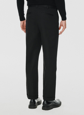 Czarne spodnie z podwiniętą nogawką