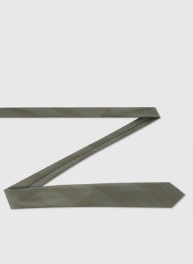 Zielony krawat w pasy