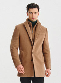 Kamelowy płaszcz męski z odpinaną stójką