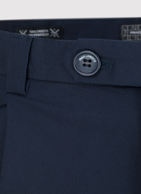 Granatowe spodnie z podwiniętą nogawką