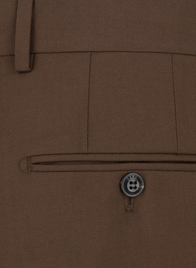 Brązowy garnitur męski