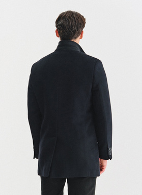 Czarny płaszcz męski z odpinaną stójką