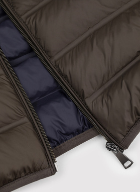 Brązowa kurtka pikowana