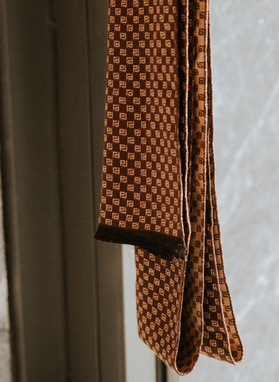 Brązowy szalik męski z beżowym sygnetem PL