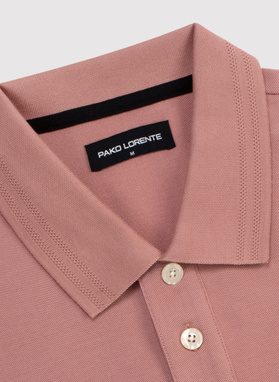 Różowy t-shirt polo na trzy guziczki