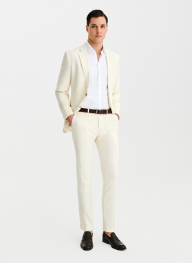 Beżowy garnitur męski z lnem