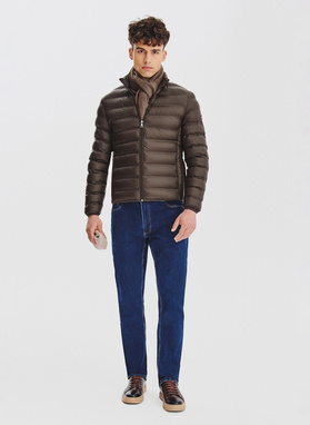 Brązowa kurtka pikowana