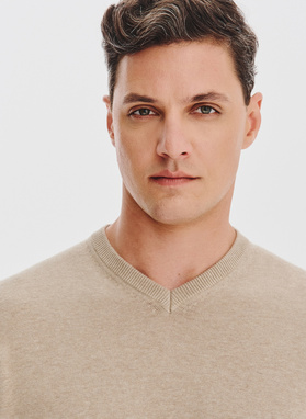 Beżowy sweter męski v-neck